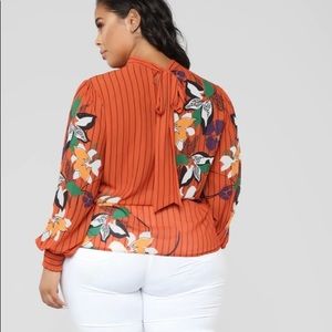 Blouse that can be worn with the tie to the front or back